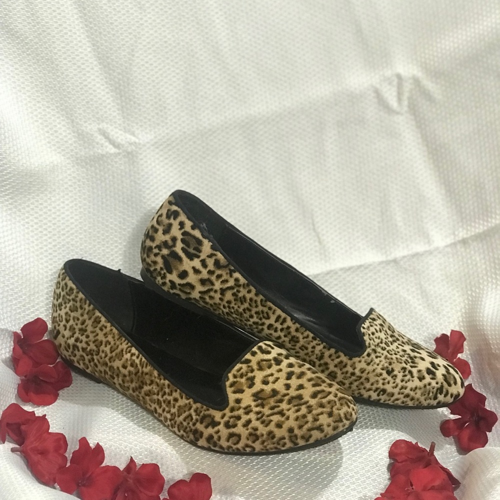Leopard print women’s flats. Size 8.